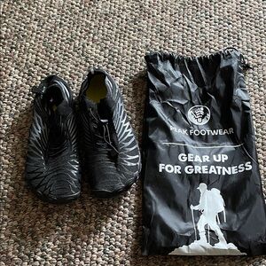 PEAK FOOTWEAR Men’s size 13. Never worn